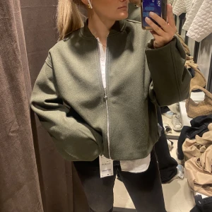 Jacka  - Säljer denna superfina jackan ifrån zara. Älskar den verkligen men köpte i en storlek för liten. 