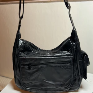 Läder väska - Super fin handväska i läder💗 ca 30 cm i bredden och ca 23 cm i höjden💗fint skick!