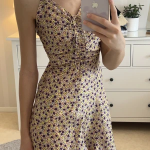 Klänning köpt på Zara 🐬 - Köpt för två år sedan men säljer pga har blivit för liten för mig. Så fin i mönstret och är cropppad 💗