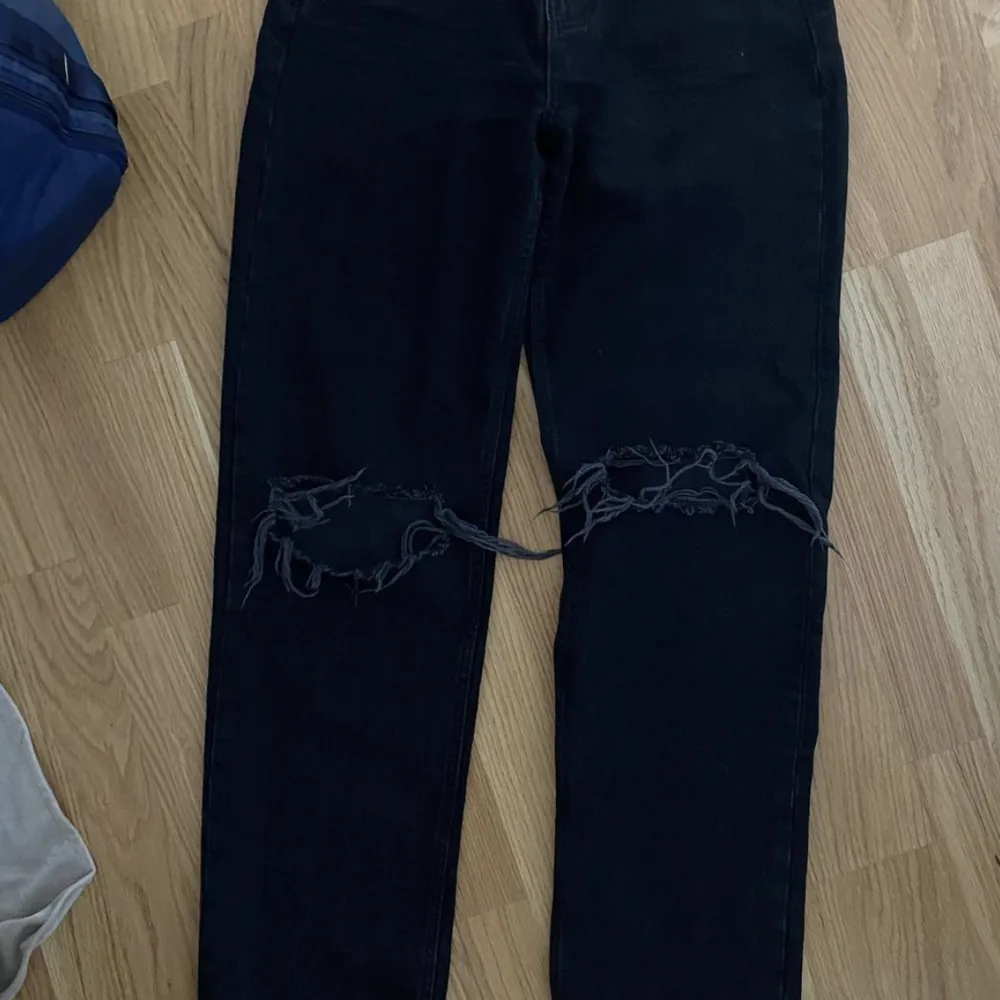 Svarta coola jeans från Ginatricot, använd en gång! (Sitter bra på mig och jag är 163cm lång)☺️. Jeans & Byxor.