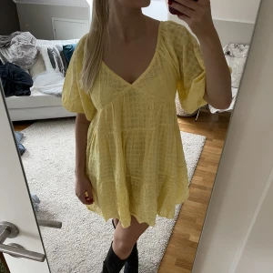 Klänning - Väldigt söt, gul klänning. Använd bara någon gång