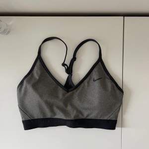 Snygg grå sport-bh från Nike / modell ”Indy bra”. Begränsat använd!