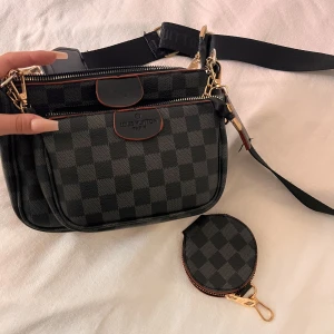 Re edition Luis Vuitton väska  - Säljer min älskade Luis Vuitton väska 💔  Detta är en väldigt fin kopia med unika färger🖤 Passar till allt! Som handväska och axelremsväska 💼 Säljer den då det inte riktigt är min stil längre och den blir lite dyrare för att den är så fin🥹 Går att pruta🤍 