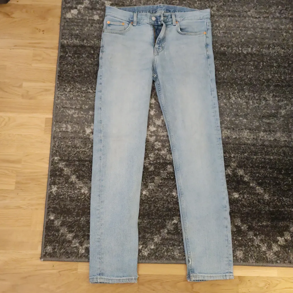 Weekday jeans med mått: w29 l32 9/10 skick förutom backtaben som är lite urtvättad, jeansen har en solblekt färg som d har fått pga mkt andvändning. Jeans & Byxor.