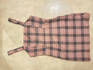 Kort klänning - En kort rutig klänning. 