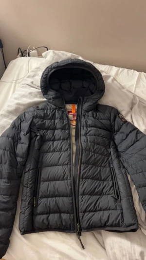 Para Jumper jacka  - Hej! Jag säljer min para jumper jacka då den inte passar mig längre. Den är köpt på NK. Väldigt bra skick, då den inte är mycket använt. Pris går att diskuteras😊