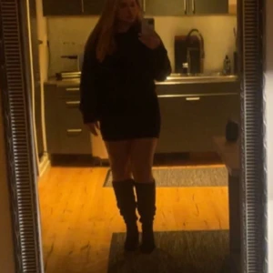 Svart kort kjol - Svart kort kjol som är använd max fem gånger, är i XS men passar upp till S/M (är stretchig). 