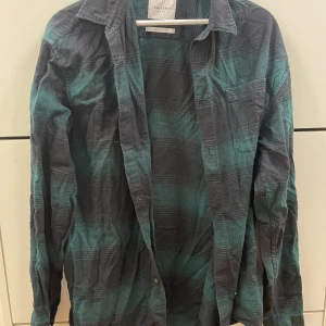 Fin flanellskjorta  - Mörkgrön och svart fin flanellskjorta i gott skick!  