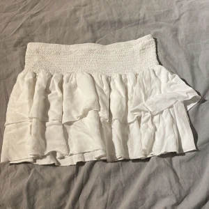 Kjol  - Super fin sommar kjol men säljer eftersom den är för lite