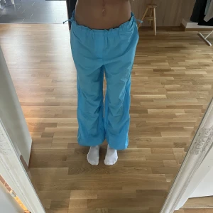 Bershka parachute  - Parachute byxor från Bershka. Ingen anmärkningar. Storlek S, passar nog alla storlekar beroende på hur du vill dem ska sitta.