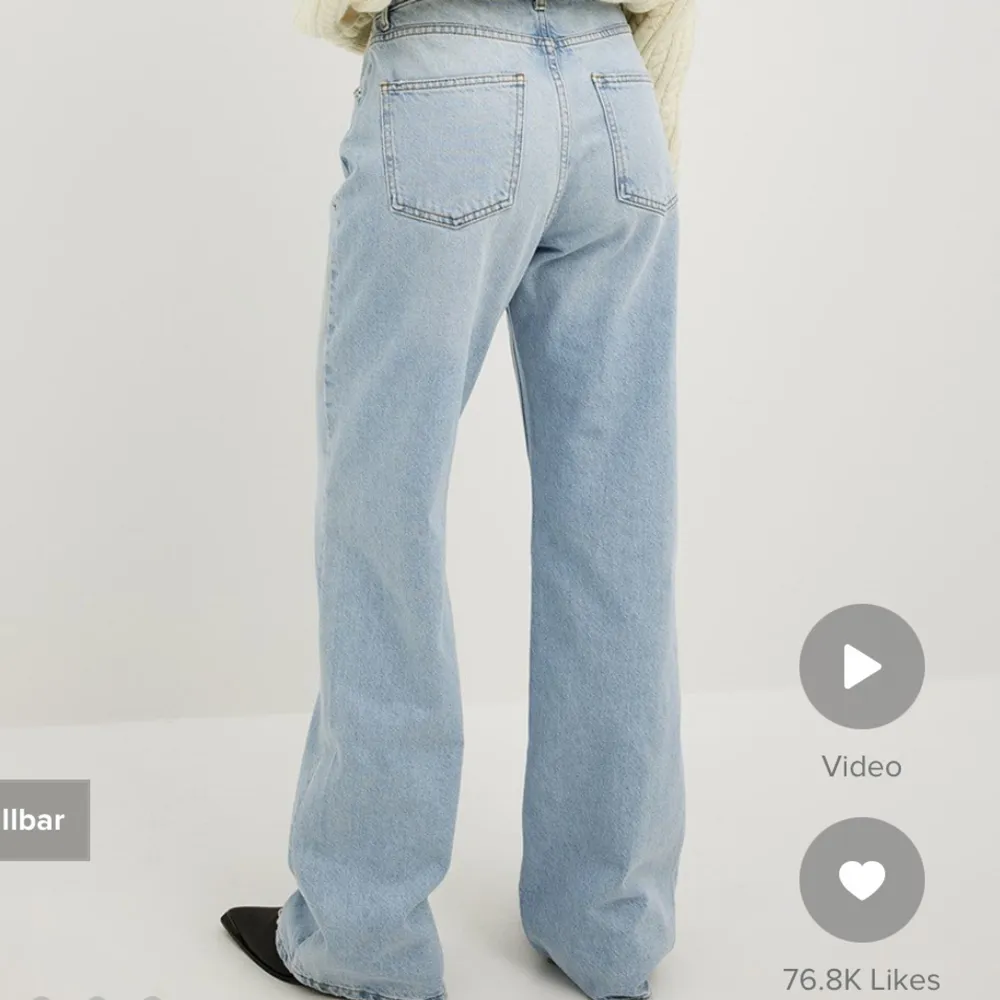Snygga och bekväma jeans från NA-KD Köpta för 549kr, de är använda men sitter ej bra på mig längre. Bra i längden (jag är 173) . Fraktkostnad tillkommer . Jeans & Byxor.