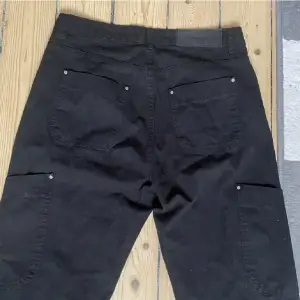 Favela byxor/jeans i svart, helt nya och oanvända. Nypris 1099 kr, storlek W32, L32