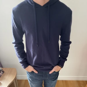 Cashmere hoodie - Snygg o fresh Cashmere hoddie Bra sick  Modellen är 174 Storlek S
