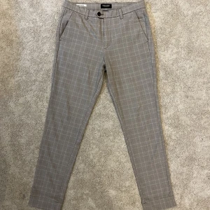 Beiga kostymbyxor - Beiga kostymbyxor i mjukt material. Använda väldigt få gånger så i fint skick.