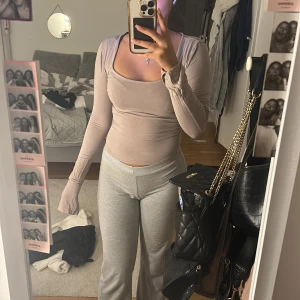 Beige tröja - Beige tröja ifrån Gina. Köpt för 200 men säljer för 65kr. Den är i bra skick och säljer den för den kommer inte till användning 🩷 