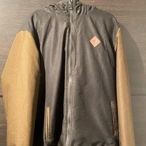 Vinterjacka - Snowboard/skid/vinter jacka. Väldigt varm och skön, aldrig varit kall i den. Köpt för några år sen för 2500kr. Stl M. Pris går att diskutera 