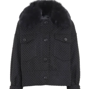 Meotine jacka - Säljer min meotine jacka i modellen charlie boucle då jag ej använder den längre! Jag köpte den för 3500kr men säljer den billigare då den är lite nopprig men fortfarande i bra skick🫶🏼Det går även att få bort det som är nopprigt💕priset kan diskuteras!