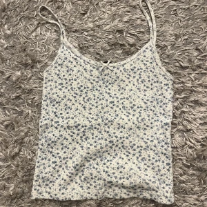 Brandy melville topp  - Säljer denna sjukt fina toppen från brandy melville. Nyskick. Det går bra att klicka på köp nu😊.