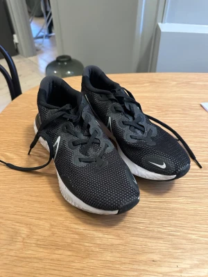 Nike springskor - Knappt använda springskor st 42.5