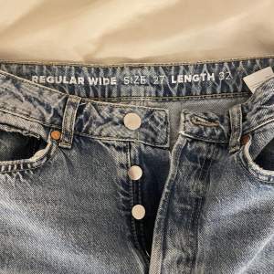 Jeans från Bik bok, fina men är inte min stil längre. Högmidjade och hål på knäna. Pris kan diskuteras, nypris 600kr (finns även i vit, utan hål på knäna) hör av dig vid intresse!