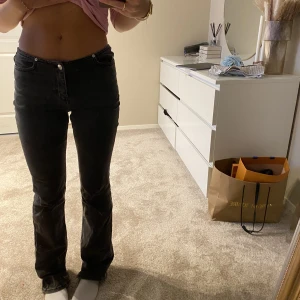 Jeans  - Gråa låga/mid jeans 