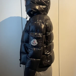 Moncler jacka - Säljer denna unika moncler jacka fräscht bra skick dragkedjan fattas ett hänge dock därav låga priset. Givetvis äkta. Liten i storleken xxs och kort modell inte original maya utan vintage. Kan tänka mig att byta mot en maya i strl s