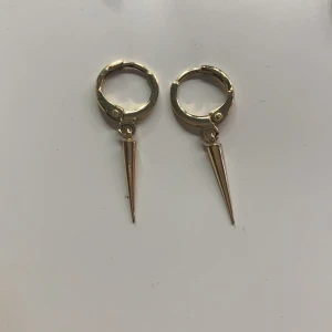 Supersnygga nitörhängen - Super snygga nitörhängen! Super trendigt och snyggt, använd några gånger men som nya! Jag har bytt till silver därför jag inte använder längre