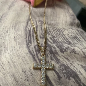 Kors halsband - Jätte fin guldplaterad halsband. priset är inte skrivit i Sten så att säga det går att diskutera😊