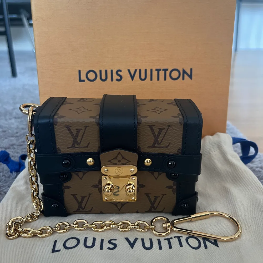 Louis Vuitton essential mini trunk bag!  köptes 2020 och inte använd sen dess (plast på låst på bild 2) pris kan alltid diskuteras💖. Väskor.