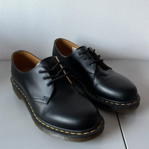 Dr. Martens skor  - Ett par låga Dr. Martens i nyskick, endast använda ett fåtal gånger. Nypris ligger runt 1600. 