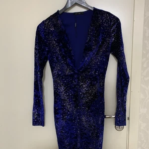 Kort festklänning  - En väldigt fint klänning som endast använd en gång.  Gratis levernas inom Göteborg 