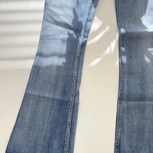 Lågmidjade bootcut jeans! - BILDEN PÅ HÅLLER SISTA BILDEN! Säljer mina älskade favo jeans! Säljer för att jag inte ansvänder så ofta längre men dom har länge varit en favorit. Dom har ett rätt stort hål o rumpan som är lätt att sy igen me därav det låga priset!💙de är rätt stort