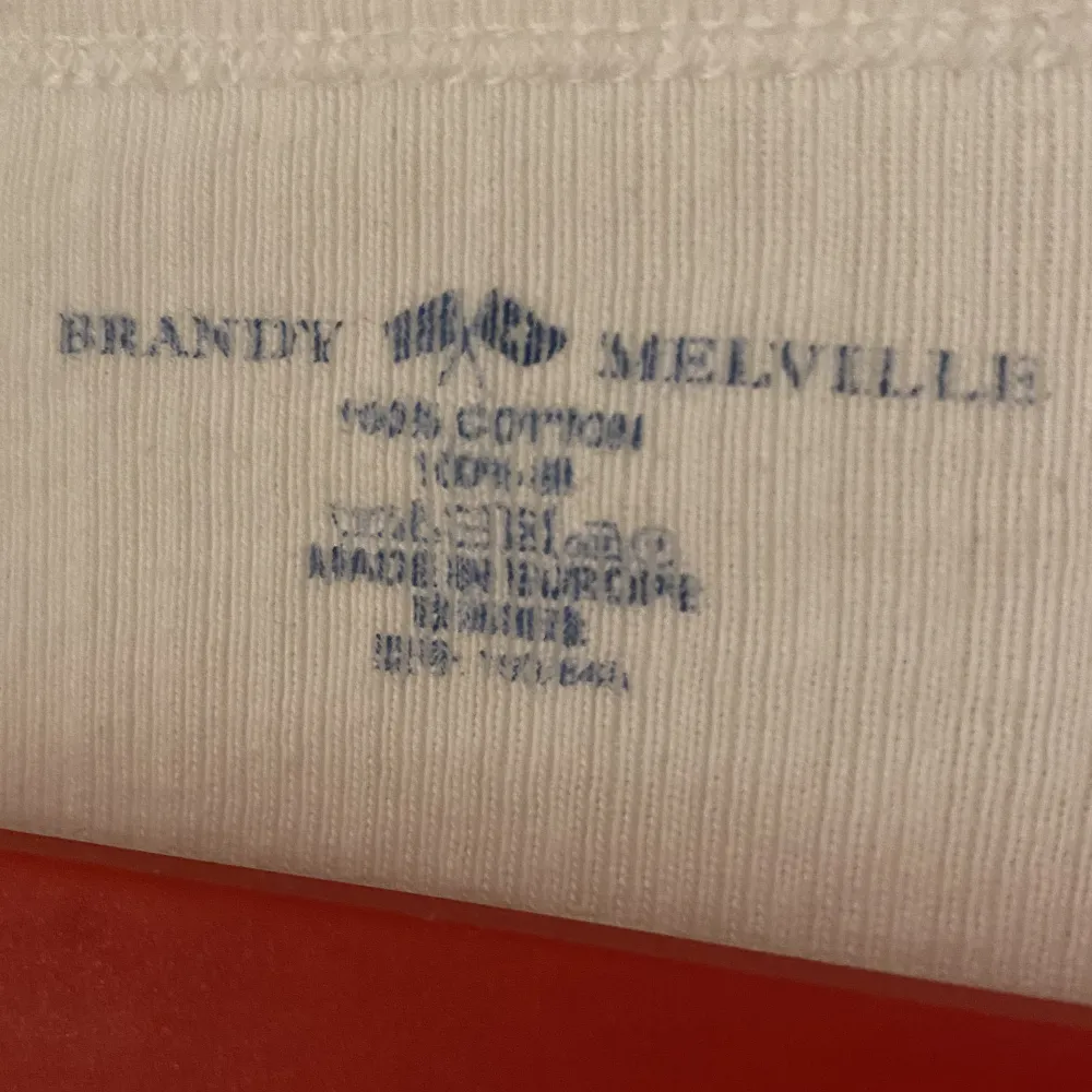 Vit, nästan lite genomskinlig. Äkta långärmad tröja från Brandy Melville. Säljs då den aldrig kommer till användning. Fint skick. Nypris 279kr. Vid funderingar eller liknande är det bara att höra av dig💗. Tröjor & Koftor.
