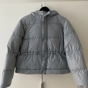 Ljusblå vinterjacka - Den har lite märken efter smink på kragen, därav lågt pris, men i övrigt fint skick! Nypris ca 700kr