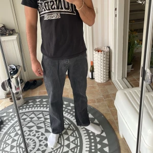 Weekday Jeans - Säljer dessa svarta weekday jeans. Riktig sköna, men börjar bli för små, därav säljes. Storlek 29/30 Passar om du har S/M allmänt.   Säljer för endast 99 kr!  