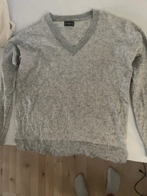 Grå stickad tröja - En grå stickad tröja från Crocker som sitter jättefint på. I strl M men passar även mig som har xs/s/m