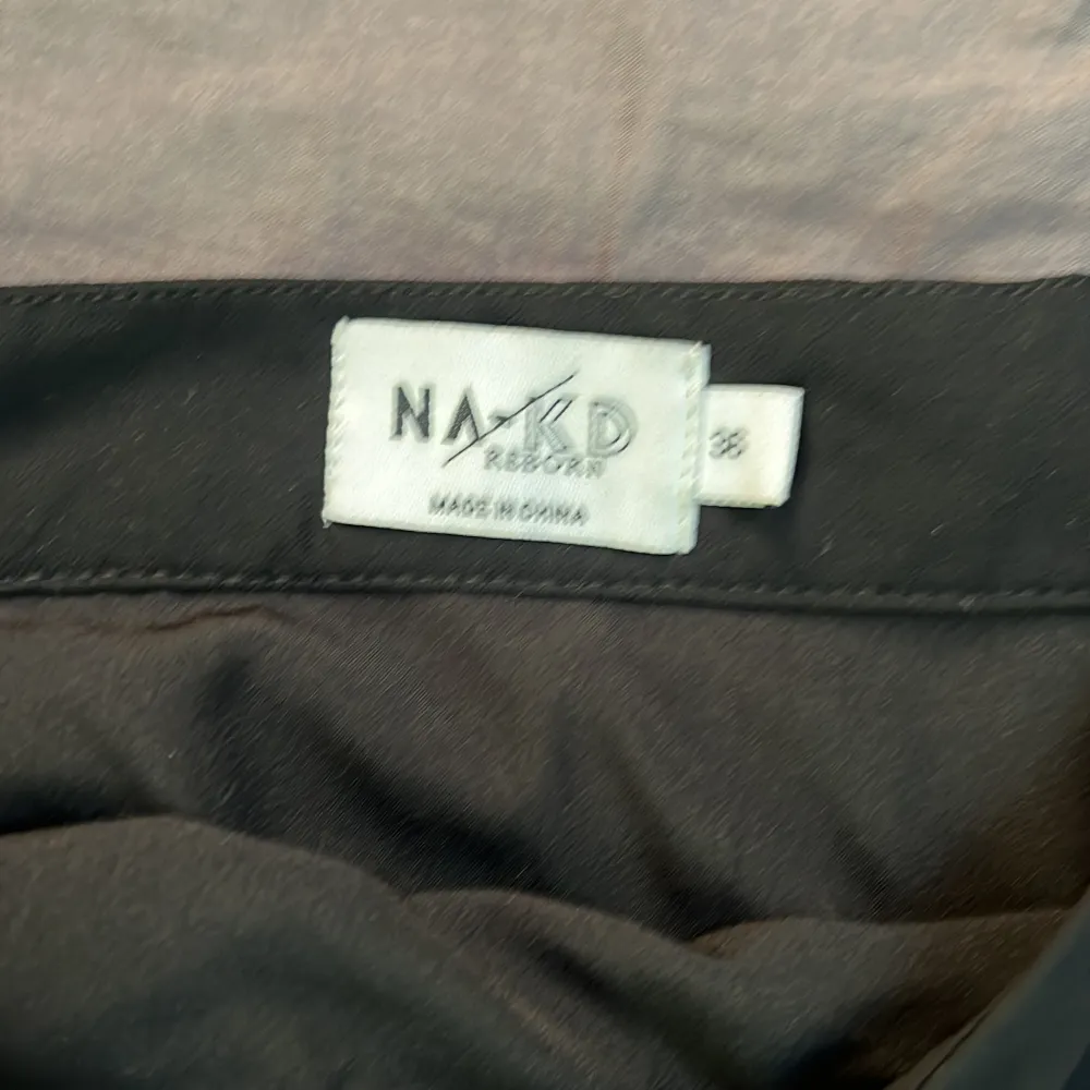 Säljer min svarta kjol från NA-KD , använd en gång och är i bra skick . Kjolar.