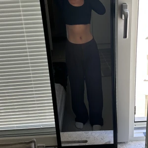 Mid waist wide fit brown trousers - Bruna byxor, tight mitt i midjan men vida ben style , mycket bekväma och ganska tjockt material. Två framfickor och en bakficka! Storlek XS. Köpt för 499kr i Nelly 🤍