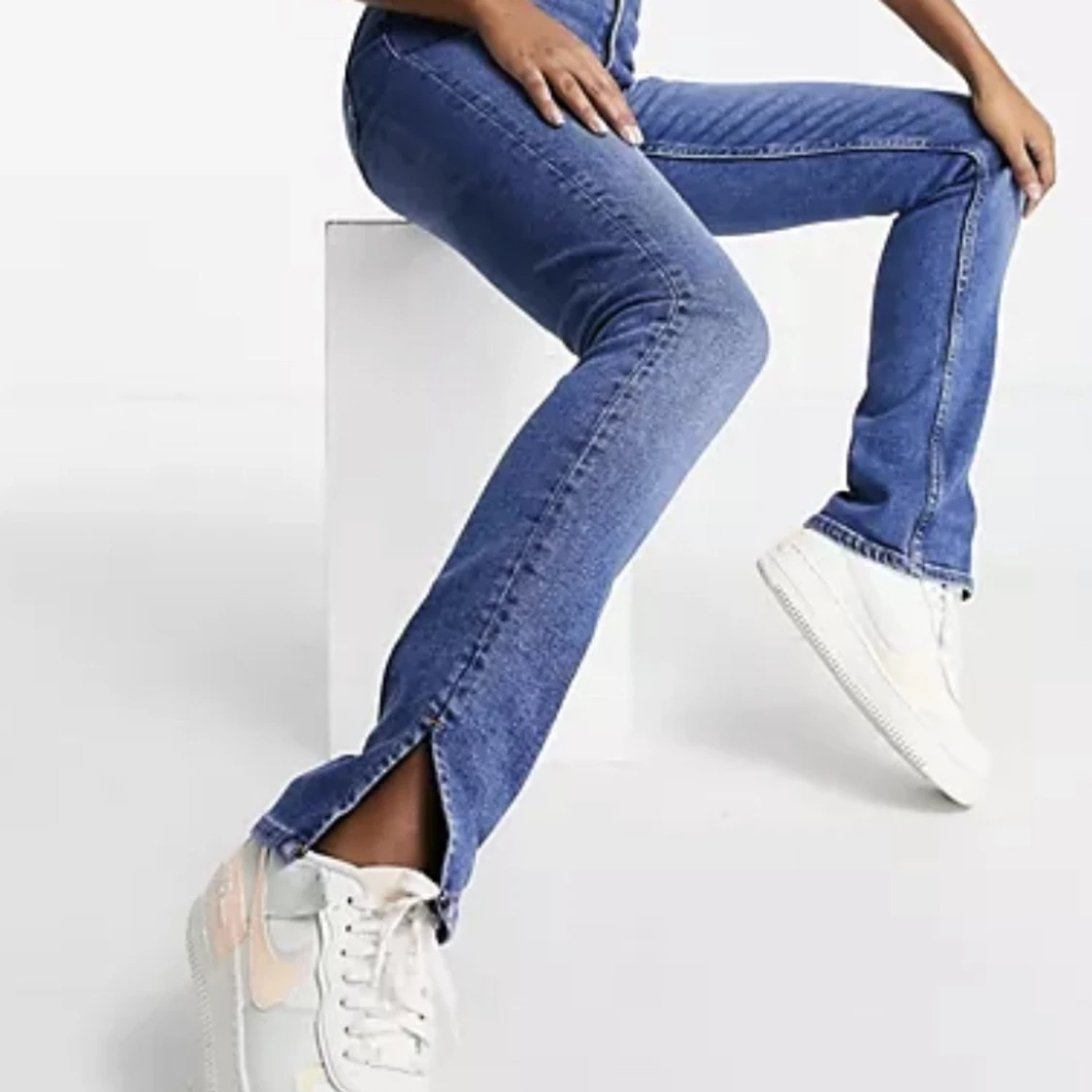 Slim fit jeans med slits  - 90