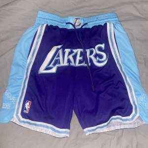 Lakers Shorts köpta i USA, snygga färger och sitter bra, strlk M