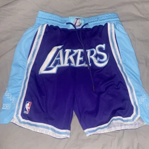 Lakers Shorts - Lakers Shorts köpta i USA, snygga färger och sitter bra, strlk M