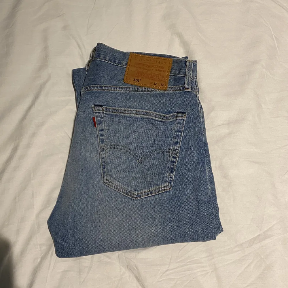 Sparsamt använda och inga tydliga tecken på användning, inga fläckar, hål eller likande. Säljer för dom är för små.. Jeans & Byxor.