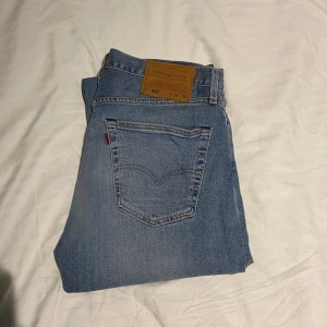 Levis 501 - Sparsamt använda och inga tydliga tecken på användning, inga fläckar, hål eller likande. Säljer för dom är för små.