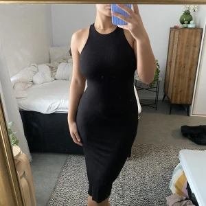 Svart klänning - Jättefin och skön klänning som är väldigt stretchig🩷 använd en gång!