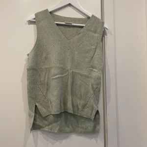 jättefin topp - Snygg topp att ha över en skjorta😍Färgen görs inte helt rättvisa på bild