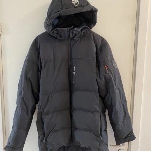 Sail Racing Parka - Tjock dunparka från Sail Racing