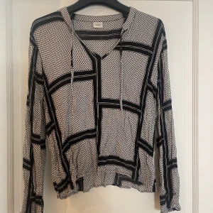 Blus - Blus i mycket tunt och skönt material, använd men fortfarande i mycket gott skick 