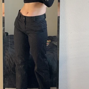 Sweet sktbs byxor  - Svarta sweet sktbs raka byxor unisex, har att par i storlek 25 och ett i storlek 27 så du får skriva vilka du vill ha :), de går hela vägen ner till fötterna på mig och jag är 167 🫶🏻båda paren är som nya 💕