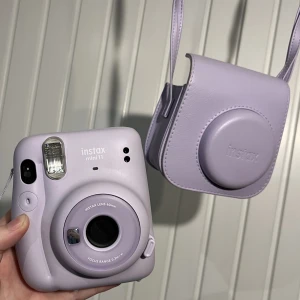 instax mini 11 + väska - säljer min fina lila instax mini 11 och tillbehörande lila väska! 📷 bilder ingår ej - du måste själv köpa instax mini instant film, finns billigast på power (179kr). 2st AA batterier behövs också, om du vill sätter jag gärna i två nya för 50kr extra :) 