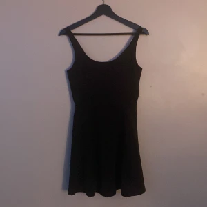 Klänning - Svart basic klänning från h&m